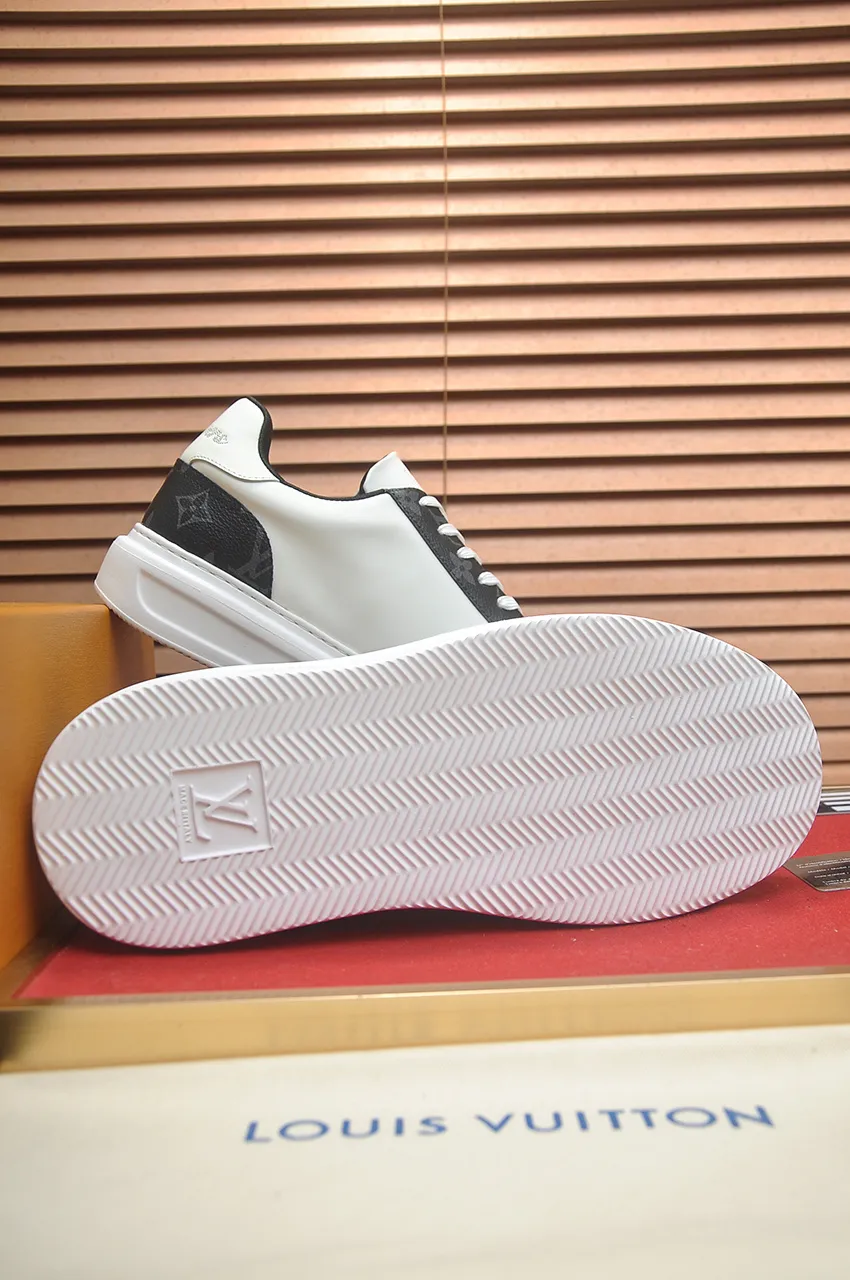 Men's men's shoes 💰640💶Original development, quality shipping, welcome to compare - LV sneaker series sports shoes introduce the loose silhouette of the ready-to-wear series into the spring and summer men's wear shows and make an eye-catching appearance. The cow leather upper is combined with rough fabric laces, and colorful beading highlights the brand's classic elements. LV letters mark the tongue and Monogram floral outsole. Mixed materials Made of top-grain cowhide, thick shoelace design, large Monogram print on the side, mesh lining and cotton feet, the comfort is as extreme as ever, premium heritage, quality first, worth owning! Size: Men’s 38-45 (45 is custom-made and cannot be returned or exchanged)